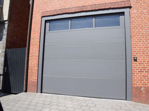 Sectionale garagepoort Allport stuco niet-geprofileerd raam - Arendonk